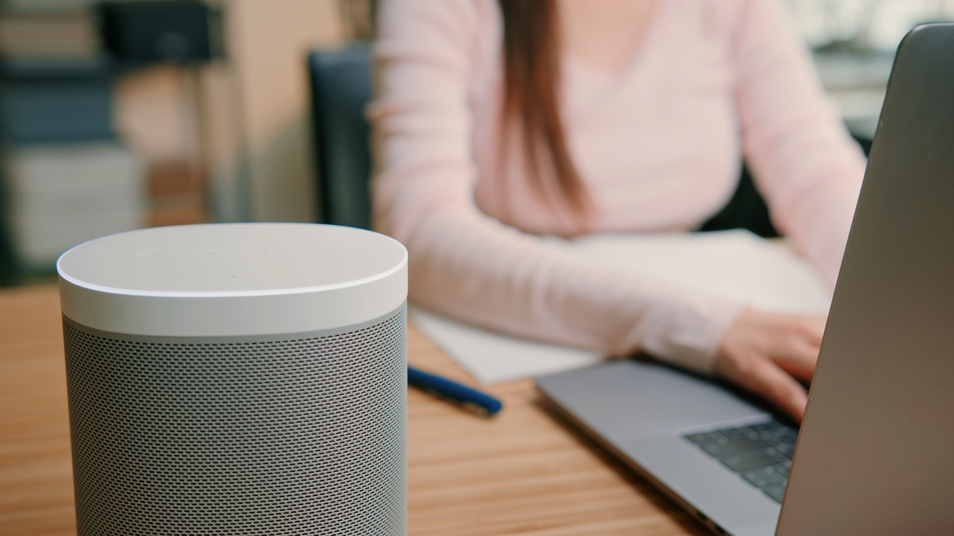 Femme travaillant à domicile avec haut-parleur intelligent