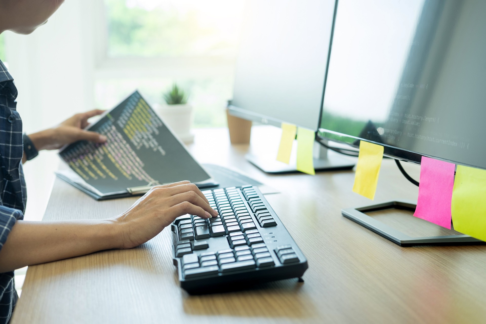 Section médiane de femme d’affaires utilisant un ordinateur sur le bureau au bureau