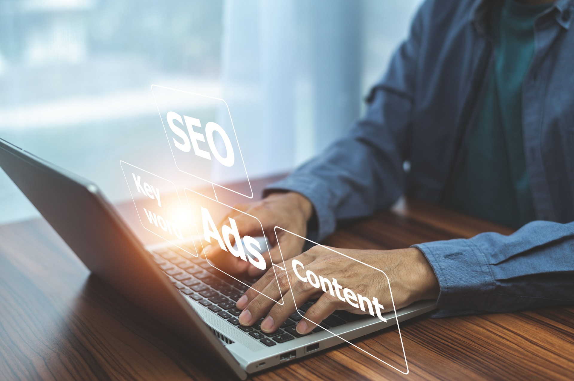 Analyse des moteurs de recherche SEO, concept d’optimisation des moteurs de recherche SEO avec ordinateur portable. Classement du trafic sur le site Web, technologie Internet pour les entreprises.