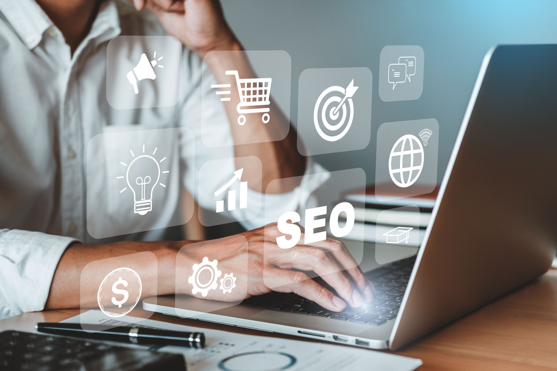 Homme d’affaires utilisant un Smathphone pour l’analyse SEO Optimisation des moteurs de recherche Marketing Ranking Trafic Connexion Internet en ligne pour trouver des informations Business Technology Concept.